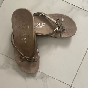 VIONIC Women's Rest Bella‎ Toe Bow Post Sandal in Pewter, size 5.
